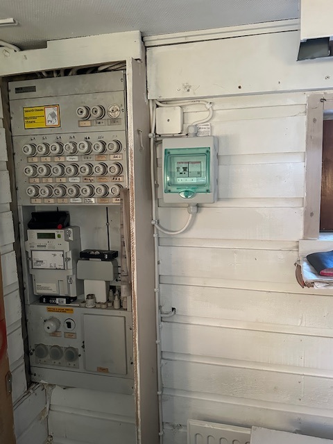 TamTek-Switch asennettu vanhan tulppasulakekeskuksen viereen